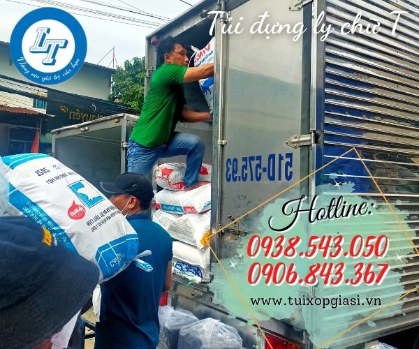 Lên túi đưng ly chữ T cho khách