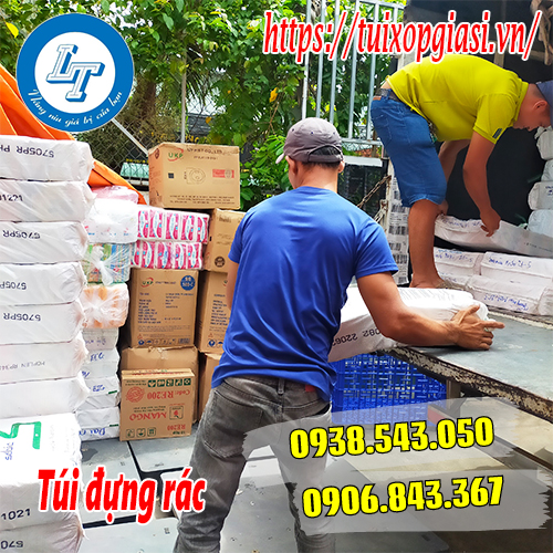 Lên túi đựng rác cho khách tphcm