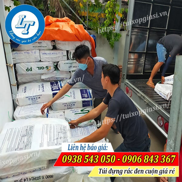 Lên túi đựng rác đen cuộn cho khách Hà Nội