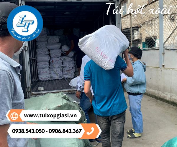 Lên túi hột xoài cho khách tỉnh