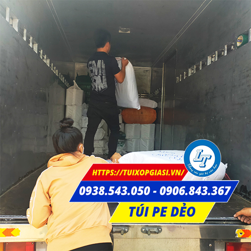 Lên túi pe dẻo cho khách tphcm