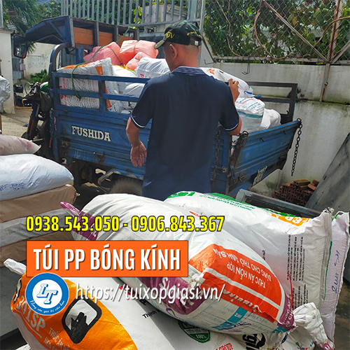 Lên túi pp bóng kính cho khách