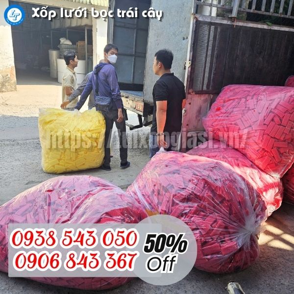 Lên hàng xốp lưới bọc trái cây cho khách hcm