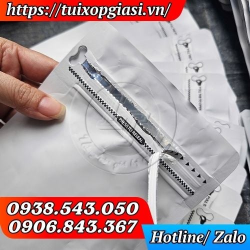 Thiết kế miệng xé tiện lợi, có khoá zip chắc chắn