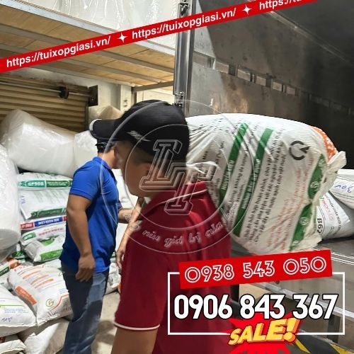 Lên hàng túi xốp sữa cho khách