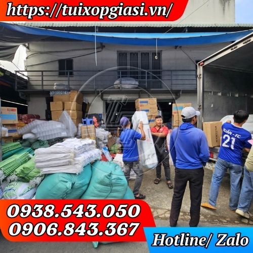 Lên hàng túi niêm phong gói hàng cho khách