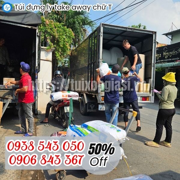 Lên hàng túi đựng ly take away chữ T cho khách