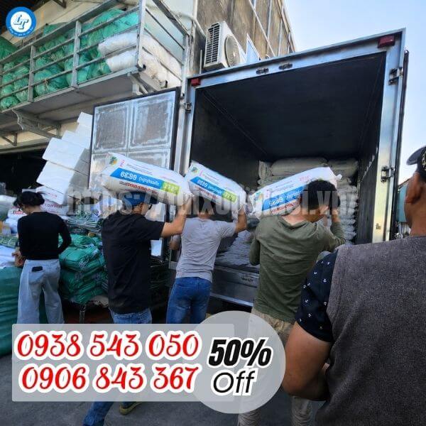 Lên hàng túi rác 3 cuộn màu cho khách