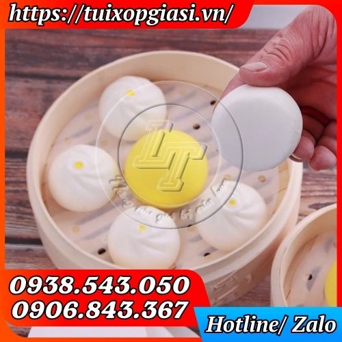 Sử dụng giấy nến tròn đục lỗ giúp bánh không bị dính vào khuôn