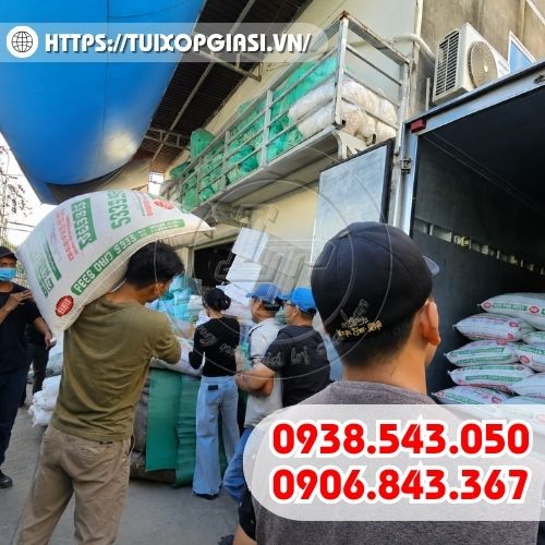 Lên hàng túi xốp đen cho khách HCM