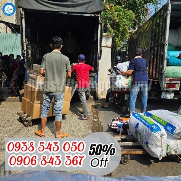 Lên hàng túi xốp sọc đỏ trắng cho tiểu thương