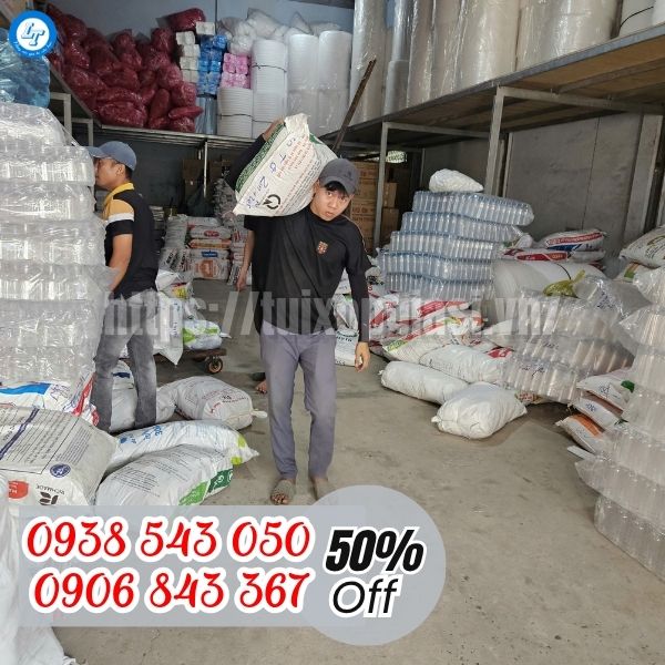 Soạn hàng túi xốp sọc màu cho khách