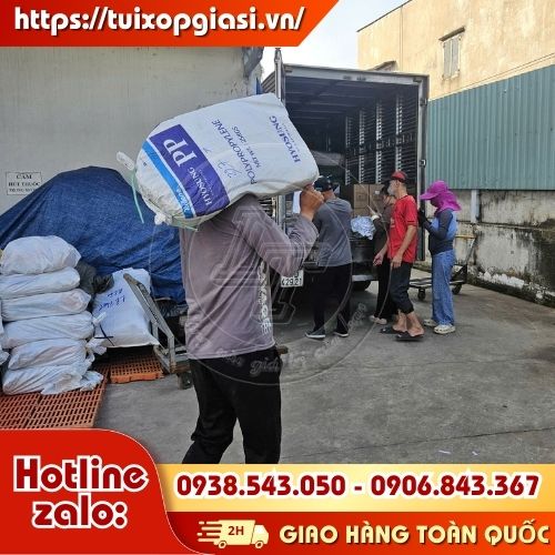 Lên hàng túi zip chỉ đỏ cho khách
