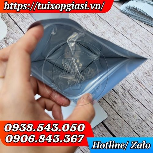 Bên trong túi zipper trắng sữa