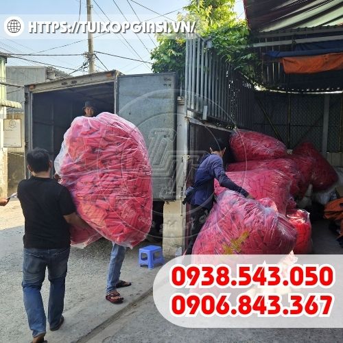 Lên xốp bọc táo cho khách