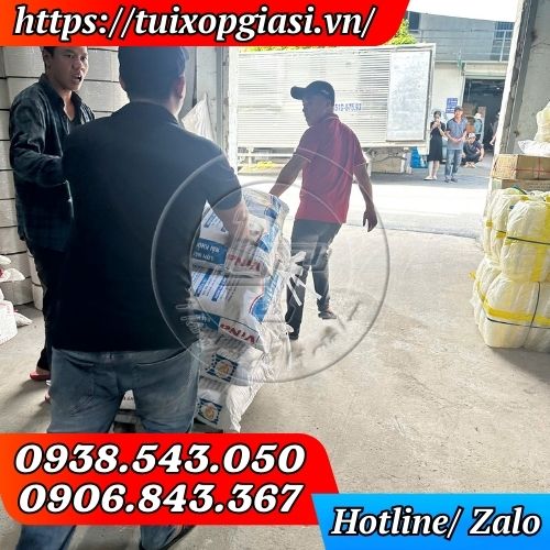 Lên túi xốp 2 quai cho khách