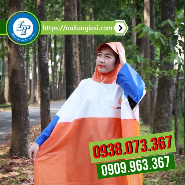 Áo mưa cánh dơi là mặt hàng được bán chạy trong mùa mưa Áo mưa cánh dơi là mặt hàng được bán chạy trong mùa mưa
