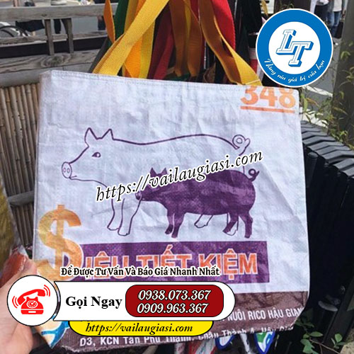 Bao tải có quai xách được bày bán trên thị trường Bao tải có quai xách được bày bán trên thị trường
