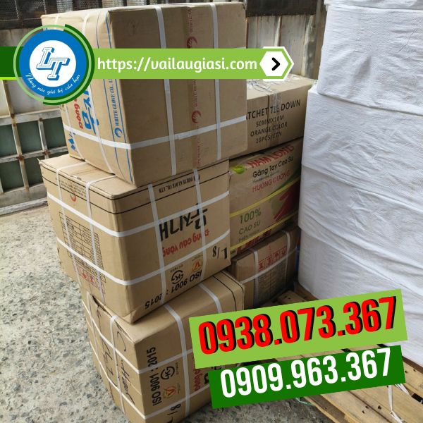 Giao các thùng găng tay cao su cho khách Giao các thùng găng tay cao su cho khách