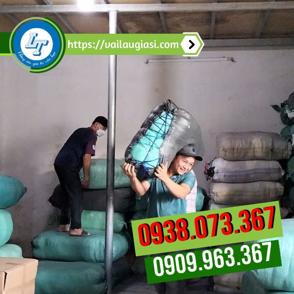 Chuẩn bị giao hàng giẻ lau cho khách Chuẩn bị giao hàng giẻ lau cho khách