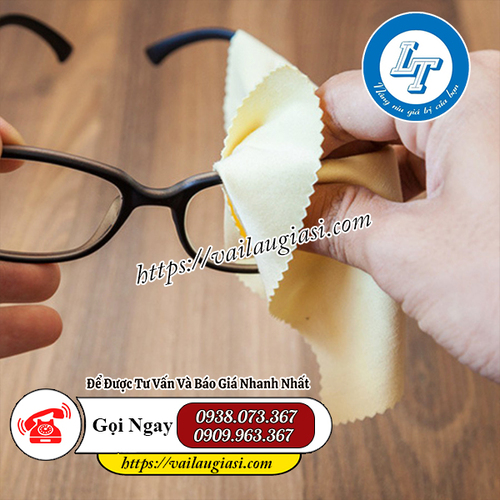 Vệ sinh mắt kính bằng khăn lau kính chuyên dụng Vệ sinh mắt kính bằng khăn lau kính chuyên dụng