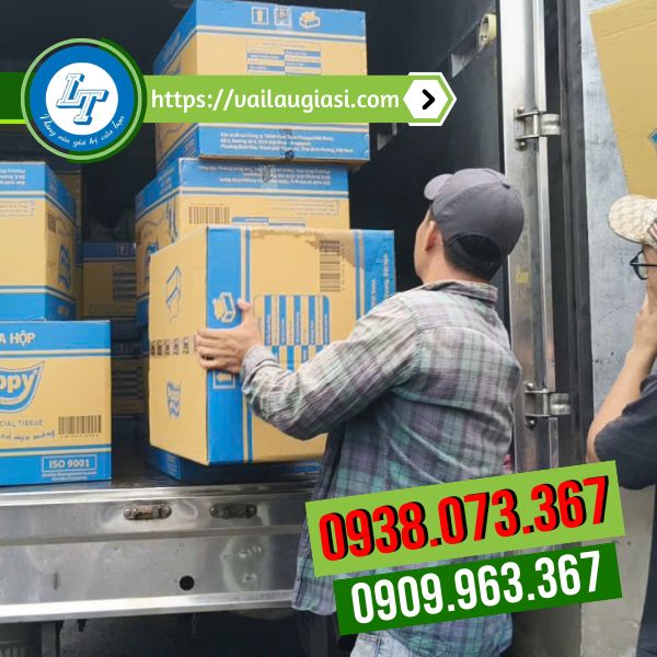 Giao hàng khăn giấy cho khách Giao hàng khăn giấy cho khách