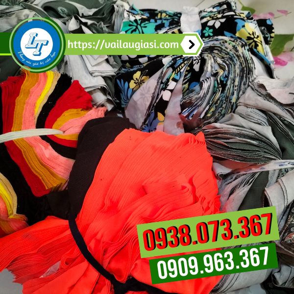 Giẻ lau đang được đóng gói tại kho Lê Thanh Giẻ lau đang được đóng gói tại kho Lê Thanh