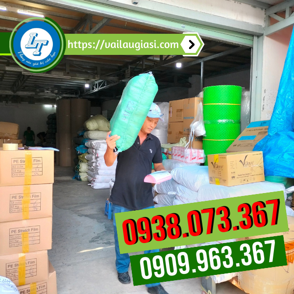 Đội ngũ hỗ trợ giao hàng găng tay cho khách Đội ngũ hỗ trợ giao hàng găng tay cho khách