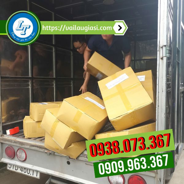 Đóng chành áo mưa nilon cho khách Đóng chành áo mưa nilon cho khách