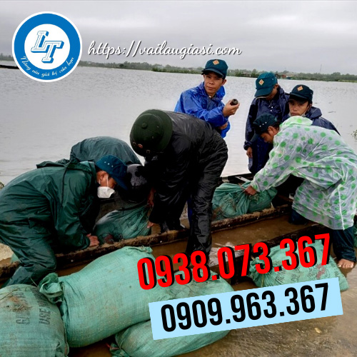 Đóng đất đê bờ bằng các bao tải cũ Đóng đất đê bờ bằng các bao tải cũ