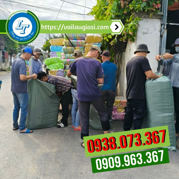 Đóng hàng áo mưa để đi chành Đóng hàng áo mưa để đi chành