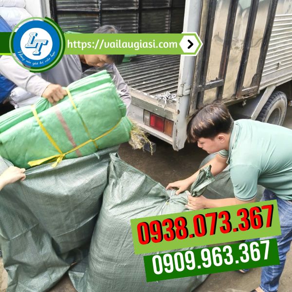 Đóng hàng đi chành bao tải gạo cho khách Đóng hàng đi chành bao tải gạo cho khách