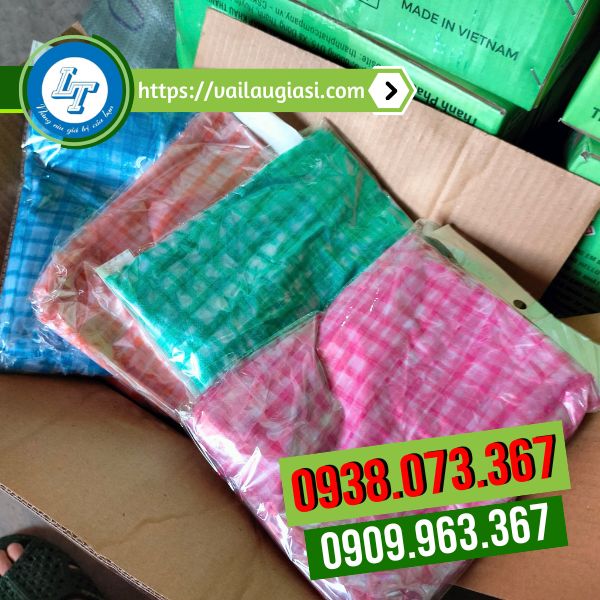 Đóng thùng 50 cái áo mưa nilon Đóng thùng 50 cái áo mưa nilon