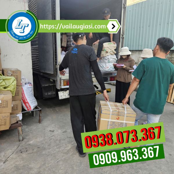 Giao 1 thùng găng tay cao su cho khách Giao 1 thùng găng tay cao su cho khách