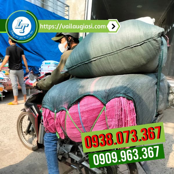 Giao 2 bao khăn lau nối cho khách Giao 2 bao khăn lau nối cho khách