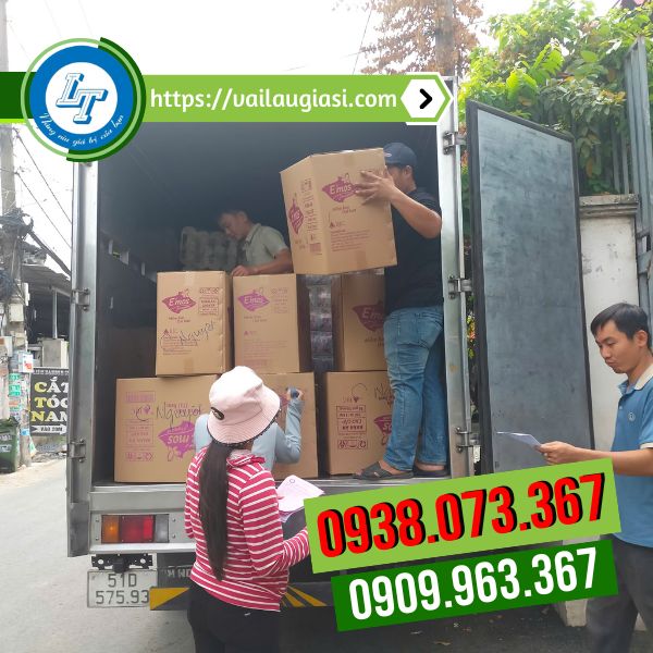 Giao 50 thùng khăn giấy vuông Emos Giao 50 thùng khăn giấy vuông Emos