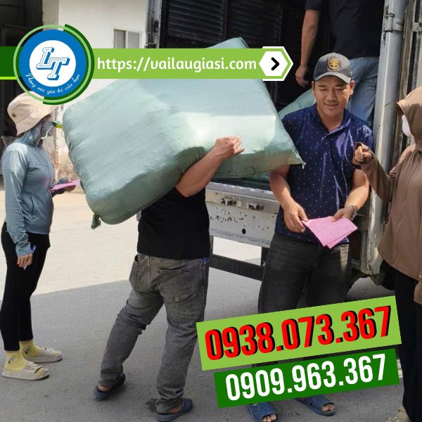Giao bao khẩu trang vải trơn cho khách Giao bao khẩu trang vải trơn cho khách