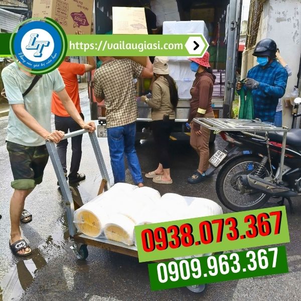 Giao các bành giấy vệ sinh Ken Ken cho khách