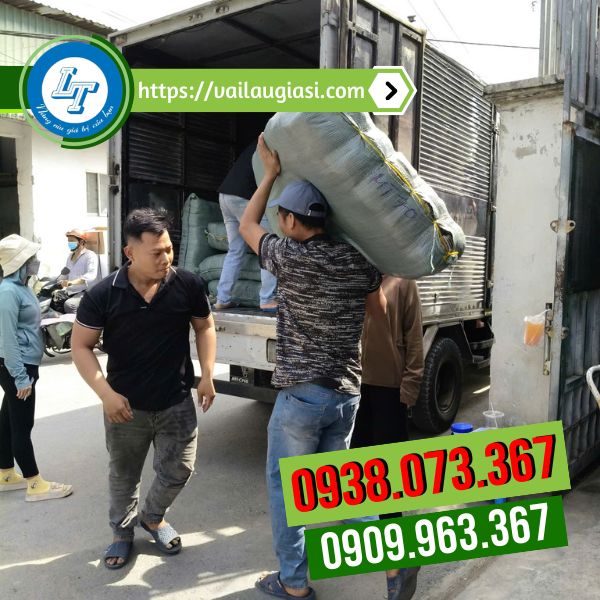 Giao các bao mũ trùm đầu cho khách Giao các bao mũ trùm đầu cho khách