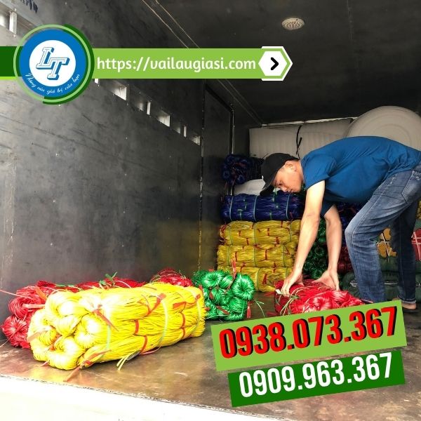 Giao các đơn dây nilon kẽm nhuyễn cho khách
