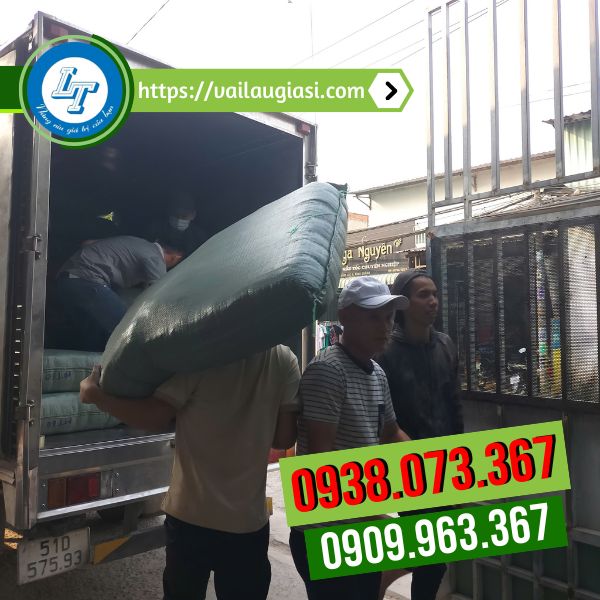 Giao các bao găng tay cho khách Giao các bao găng tay cho khách