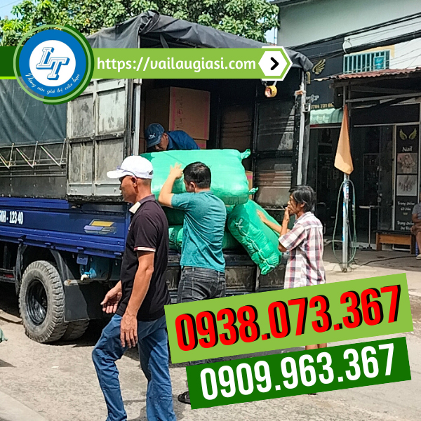 Giao các đơn hàng găng tay cho khách Giao các đơn hàng găng tay cho khách