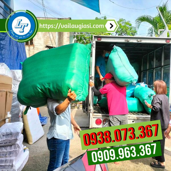 Giao các bao hàng giẻ lau cho khách Giao các bao hàng giẻ lau cho khách