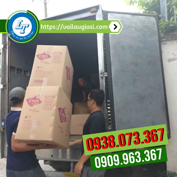 Giao đơn khăn giấy vuông cho khách Giao đơn khăn giấy vuông cho khách