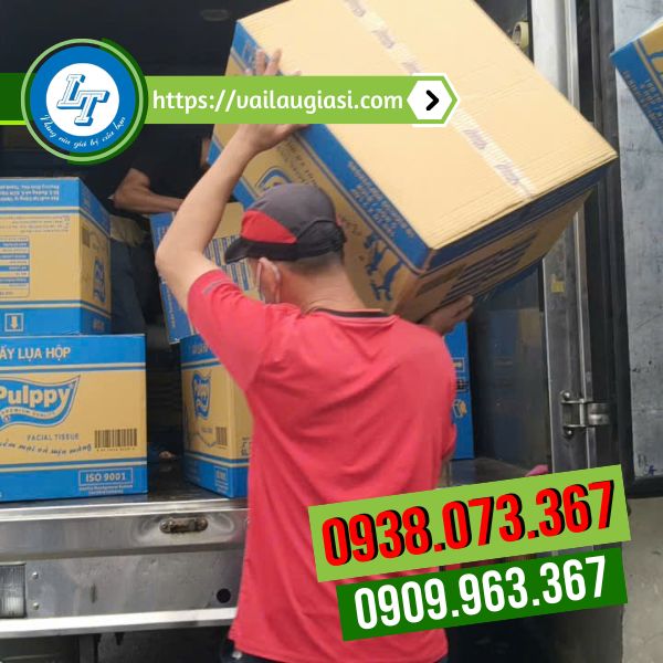 Giao các thùng khăn giấy lụa cho khách Giao các thùng khăn giấy lụa cho khách