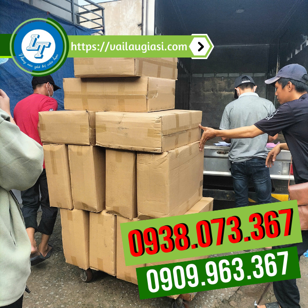 giao các thùng hàng khăn lạnh cho khách giao các thùng hàng khăn lạnh cho khách