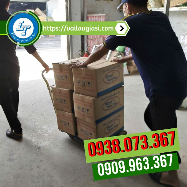 Giao đơn hàng khăn ướt cho khách Giao đơn hàng khăn ướt cho khách