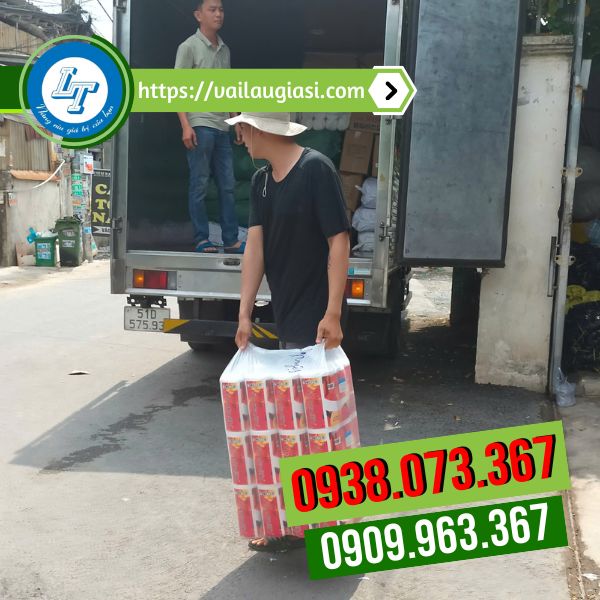 Giao giấy vệ sinh cho khách Giao giấy vệ sinh cho khách