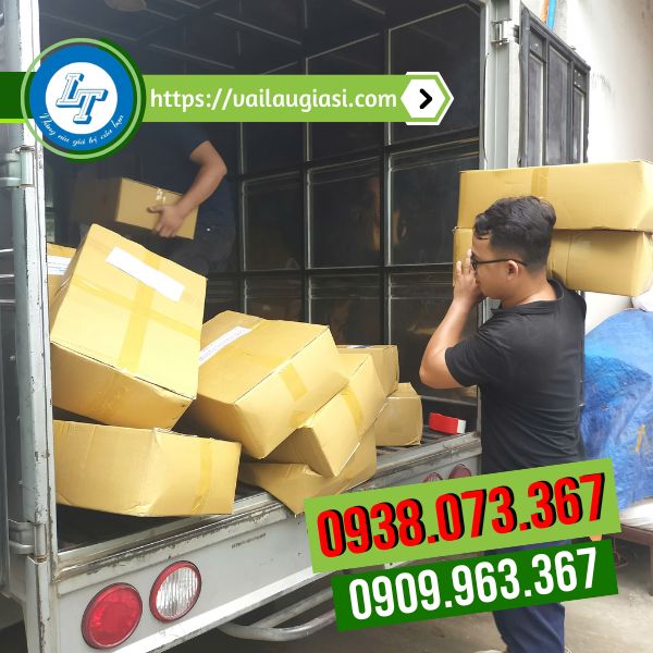 Giao hàng áo mưa bộ dùng 1 lần cho khách Giao hàng áo mưa bộ dùng 1 lần cho khách