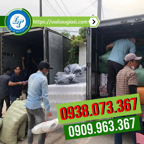 Giao hàng áo mưa trẻ em cho khách Giao hàng áo mưa trẻ em cho khách